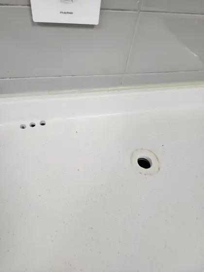 정수기 구멍 메우기 — 흰 상판에 남은 정수기 구멍들