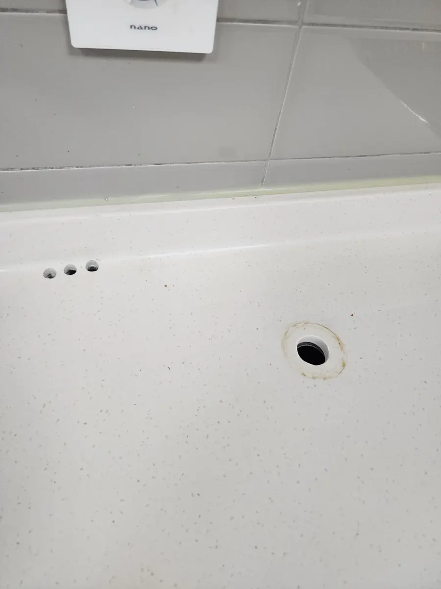 정수기 구멍 메우기 — 흰 상판에 남은 정수기 구멍들